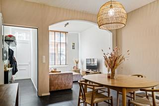 Nabij het centrum van Lier bevindt zich deze gerenoveerde woning met 3 slaapkamers en zuidwest-gerichte tuin. De woning ligt op wandel en/of fietsafstand van winkels, eet-en drankgelegenheden, scholen en het openbaar vervoer. Het station van Lier bevindt zich op slechts 200 meter. Tevens geniet u hier van een uitstekende bereikbaarheid vlakbij belangrijke invalswegen, alsook ligt de groene Stadsvest op slechts 350m van de woning.<br /><br />We betreden deze prachtige woning via de inkomhal. De sfeervolle leefruimte met veel natuurlijke lichtinval kan u inrichten met een gezellige zithoek en aparte eetplaats. Aansluitend bevindt zich de volledig ingerichte keuken, voorzien van de meest kwalitatieve toestellen. Achter de keuken vinden we nog een berging met aansluiting voor wasmachine- en droogkast, alsook een aparte toiletruimte. Via de berging komen we in de zuidwest-gerichte tuin, met terras en tuinberging, waar u steeds in alle rust kan genieten van het mooie weer. Op de eerste verdieping komen we bij de badkamer, voorzien van een lavabo, toilet, douche en ligbad. Via de nachthal op de tweede verdieping komen we bij de eerste twee slaapkamers. Op de derde verdieping bevindt zich nog de derde slaapkamer, afgewerkt met ingemaakte kasten. De woning is uitgerust met zonnepanelen, airco's en heeft een gunstige EPC waarde van slechts 175 kWh/m² per jaar. De woning is beschikbaar vanaf 1 april 2027.<br /><br />Er is een mogelijkheid om een garage op wandelafstand bij te huren (meer informatie op aanvraag).<br /><br />Dit is een uitstekende opportuniteit als u op zoek bent naar een gerenoveerde woning met 3 slaapkamers en tuin op een uitstekende locatie nabij het centrum van Lier. Contacteer ons voor meer informatie op 0472 82 80 66 of neem een kijkje op www.boonstravastgoed.be. <br /><br />Bijzonderheden:<br />- Uitstekende ligging<br />- Zuidwest-gerichte tuin met berging<br />- Energiezuinige gerenoveerde woning