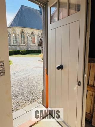 <p><span>Rust &amp; natuur nabij het stadscentrum</span></p><p><span>Aan de stadsrand van Sint-Truiden treffen wij op het pittoreske Begijnhof de site ’T Godshuis aan. Het betreft een kleinschalig project bestaande uit zeven woningen (vier nieuwbouwwoningen en drie gerenoveerde woningen ondergebracht in een beschermd monument). De ligging kunnen wij als ideaal bestempelen! Zo geniet je hier van de rust en de rijke geschiedenis die het Begijnhof uitstraalt in combinatie met de natuur van Domein ’t Speelhof. Daarnaast bevinden wij ons op wandel- en fietsafstand van het stadscentrum van Sint-Truiden. Zo begeven wij ons vlot naar lokale handelaars, supermarkten, de wekelijkse Haspengouw Markt, gezellige drank- en eetgelegenheden, het stadspark, … Ook voor grotere verplaatsingen ben je hier aan het juiste adres. Door de nabijheid van belangrijke invalswegen is een goede verbinding naar omliggende steden en gemeenten gegarandeerd. Kortom een ideale locatie om te genieten van alles wat de hoofdstad van Haspengouw te bieden heeft.</span></p><p><span> </span></p><p><span>Wonen in een beschermd monument </span></p><p><span>Woning 1 beschikt over 134m² woonoppervlakte en omvat op het gelijkvloers een inkomhal, een berging, een apart toilet en een leefkeuken.</span></p><p><span>De eerste verdieping biedt een nachthal, een badkamer en twee slaapkamers.</span></p><p><span>Onder het prachtige dakgebinte op de tweede verdieping kunnen we een ruime leefruimte en een bergruimte terugvinden.</span></p><p><span>Bijkomend kan men genieten van een privatieve tuin, terras en gemeenschappelijke fietsenstalling.</span></p><p><span>Dit allemaal met respect voor het historisch karakter (prachtige authentieke balken, traditionele materialen, …) in combinatie met hedendaags comfort wat resulteert in een energiezuinige woning klaar voor de toekomst! </span></p><p><span> </span></p><p><span>KORT SAMENGEVAT</span><span>:</span></p><p><span>Prijs: € 401.600,00</span></p><p><span>Verkoop onder registratierechten (2% of 12%)</span></p><p><span> </span></p><p><span>Wonen in een unieke setting waar heden &amp; verleden elkaar omarmen!</span></p><p><span>Nieuwsgierig welke woning het best aansluit bij jouw levensstijl? Maak snel een afspraak of vraag maar informatie aan bij één van de medewerkers van Canius Real Estate. Je kan ons bereiken op het nummer 011 74 12 36 of via <span>info@canius.be</span></span><span>.</span></p><p><span> </span></p><p><span>*Deze gegevens zijn louter ter informatieve titel. De vermelde oppervlaktes zijn slechts een indicatie. Canius Real Estate kan niet verantwoordelijk gesteld worden voor de juistheid van de aan haar verstrekte gegevens.</span></p><p><span> </span></p><p><span> </span></p>