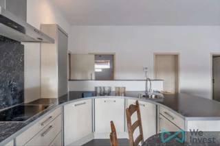 Net huurappartement op de 2de verdieping (80m²) met 2 slaapkamers, badkamer, ruime woonkamer met open keuken en een berging. Gelegen in hartje Leopoldsburg nabij scholen,winkels,park en openbaar vervoer (incl.treinstation). Vanaf 1 juli 2026 beschikbaar. Tel voor info 011/76 76 76.