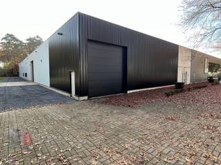 Uitstekend gelegen loods van <strong>450 m²</strong> te huur op het industrieterrein Stadsheide, op een zeer vlotte bereikbare locatie nabij zowel de Kempische Steenweg als de Genkersteenweg, en bovendien op korte afstand van de Corda-campus.<br /><br />Deze magazijnruimte beschikt over een <strong>vrije hoogte van +/- 4,5 meter</strong> en is goed toegankelijk via een automatische ruime sectionale poort en 1 toegangsdeur, wat het in- en uitladen van goederen vergemakkelijkt. Tevens mogelijkheid tot uitbreiden van de loods tot 300 m² en 750 m².<br /><br />Het magazijn is uitgerust met een polybetonvloer, die een belasting van 3 ton per m² aankan, wat het ideaal maakt voor diverse bedrijfsactiviteiten. Daarnaast is er voldoende LED-verlichting aanwezig, evenals aerothermen op gas voor de nodige verwarming. Water, gas en elektriciteit (380 V) zijn aanwezig. De ruimte is verder voorzien van een inpandig kantoor, wat het mogelijk maakt om administratieve taken ter plaatse uit te voeren.<br /><br />Op de site is er ruime parkeer- en manoeuvreerruimte. De loods is <strong>onmiddellijk beschikbaar</strong>. Een ideale oplossing voor bedrijven die op zoek zijn naar een goed gelegen, goed uitgeruste en flexibele ruimte. Contacteer <strong>PANORAMA B2B</strong> voor bijkomende inlichtingen, plannen of een vrijblijvend plaatsbezoek <strong>011 220 300.</strong>
