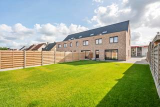 **À vendre : Maison moderne à Weelde**<br /><br />Découvrez cette magnifique maison semi-détachée, située dans le pittoresque Weelde. Cette propriété, construite en 2026, offre une combinaison parfaite d'architecture moderne et d'une atmosphère chaleureuse et accueillante. Avec une surface habitable de 199,60 m², il y a amplement d'espace pour toute la famille.<br /><br />Cette élégante maison vicariale dispose de quatre grandes chambres, idéales pour une famille ou pour aménager un bureau à domicile. La maison a été conçue en tenant compte du confort et de la fonctionnalité, ce qui confère à chaque pièce une ambiance accueillante.<br /><br />Le jardin, orienté au nord, offre l'endroit parfait pour se détendre et profiter de l'extérieur. Que vous ayez la main verte ou que vous souhaitiez simplement profiter du calme, ce jardin offre d'innombrables possibilités tant pour les amateurs de jardinage que pour ceux qui souhaitent simplement se relaxer.<br /><br />Avec une salle de bain moderne et trois places de parking, cette maison est non seulement pratique, mais aussi très fonctionnelle. La combinaison d'un agencement spacieux et d'une disposition bien pensée fait de cette maison vicariale un choix idéal pour tous ceux qui recherchent un nouveau chez-soi.<br /><br />Ne manquez pas cette opportunité de devenir propriétaire de cette propriété unique à Weelde. Contactez-nous pour plus d'informations ou pour planifier une visite. ID de l'offre Pipedrive : 66252. Votre maison de rêve vous attend !