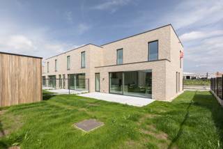 Instapklare woning te koop gelegen in een leuke buurt en de ideale uitvalsbasis in het centrum <br />van Vichte. Deze woning is volledig instapklaar:<br /><br />- 3 volwaardige slaapkamers<br />- eigen tuin met apart toegang achteraan inclusief grote stijlvolle tuinberging<br />- inpandige garage<br />- ruime badkamer met douche én bad<br />- volledig ingerichte keuken met kwalitatieve toestellen<br />- gebruik van duurzame technieken: zonnepanelen, warmtepomp en vloerverwarming<br />- volledig ingericht en geschilderd, dus je kan meteen verhuizen!<br />- unieke troef: deze woning kan aan 6% btw gekocht worden! Zo bespaar je al snel tienduizenden euro's op deze woning!<br /><br />Wens je graag een bezoek? Contacteer dan snel onze verkoopsadviseur Ben via ben@eribo.be of 0488/942.643!