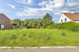 <p>In de Hopstraat bevindt zich deze <strong>gunstig gelegen bouwgrond voor een halfopen bebouwing</strong>, bestaande uit <strong>lot 1A (572,34 m²)</strong> en de achterliggende <strong>tuinzone lot 1B (240,50 m²)</strong>. Samen bieden beide percelen een totale oppervlakte van <strong>812,84 m²</strong>. Een grote troef is het achterliggende uitzicht op het groen en de verkeersluwe straat. De verkaveling laat de oprichting toe van een <strong>halfopen eengezinswoning</strong> met een <strong>maximale bouwdiepte van 15 meter op het gelijkvloers en 12 meter op de verdieping</strong>. De woning mag bestaan uit <strong>maximaal twee volwaardige bouwlagen</strong> en kan zowel met een <strong>plat dak</strong> als met een <strong>hellend dak (25° tot 45°)</strong> worden uitgevoerd. In de voortuin kan een oprit en parkeerplaats worden aangelegd in waterdoorlatende materialen. Achteraan zijn afsluitingen en een tuinmuur toegelaten volgens de verkavelingsvoorschriften.</p><p></p>