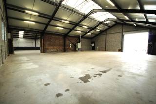 LiggingDit ruim magazijn is gelegen in Zwevegem, op een vlot bereikbare locatie met een goede verbinding naar omliggende gemeenten en...