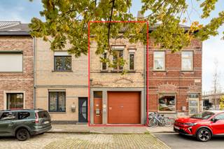 🏡 Vous recherchez une maison chaleureuse bien située ? Cette maison à 2 façades se trouve à quelques pas du centre-ville, ce qui permet d’accéder facilement aux commerces, aux restaurants et aux autres commodités quotidiennes. De plus, vous profiterez d’un environnement assez calme, idéal pour ceux qui aiment vivre au calme tout en restant proches de la vie urbaine.
🚗 Les atouts supplémentaires ne manquent pas ! La maison dispose d’un garage spacieux pouvant accueillir pas moins de deux voitures. Idéal pour ceux qui ont besoin d’un espace de stationnement supplémentaire, d’un atelier de loisirs ou d’un espace de rangement supplémentaire. Cette maison pourrait également convenir à un petit indépendant ! À l’arrière de la maison se trouve une grande terrasse d’environ 68 m², où il fait bon se détendre après une dure journée de travail.
Avec sa seule chambre, cette maison convient particulièrement à un couple ou à une personne seule à la recherche d’un logement pratique et agréable.
Grâce à sa bonne accessibilité et à l’alliance du calme, des possibilités de stationnement et d’une situation centrale, il s’agit d’une opportunité intéressante pour ceux qui souhaitent vivre confortablement à Alost.
📞 Intéressé(e) ? N’hésitez pas à nous contacter à l’adresse kurt@immoaccenta.be pour plus d’informations ou à planifier une visite lors de notre journée portes ouvertes le 24 octobre entre 9 h et 12 h afin de découvrir par vous-même les possibilités offertes par cette maison !