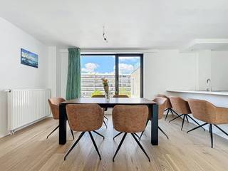 <p><strong>Appartement met 2 slaapkamers – 116 m² – EPC A- – Terras + parking – Licht & modern</strong></p>
<p>We Invest Europe biedt u dit prachtige appartement met 2 slaapkamers van 116 m², gelegen op de 5e verdieping van een gebouw dat volledig werd gerenoveerd in 2021–2022. Een eigendom dat modern comfort, energiezuinigheid en een strategische ligging combineert.</p>
<p>✨ <strong>Troeven:</strong></p>
<p>Ruime en lichtrijke woonkamer van 41 m²<br />Volledig uitgeruste open keuken<br />2 mooie slaapkamers, waarvan één met ingebouwde dressing<br />Badkamer + douchekamer (ideaal voor gezin of co-housing)<br />Aangenaam achterterras<br />Binnenparking 30.000 € + private kelder<br />Uitstekende energieprestatie (EPC A-)<br />Dubbele ventilatie (systeem D) & kwalitatieve isolatie</p>
<p>📍 <strong>Ideale ligging:</strong> vlakbij de E40, de Leuvensesteenweg, de Europese instellingen en de NAVO. Vlotte toegang tot openbaar vervoer (bus, metro, tram), winkels, scholen en sportinfrastructuur.</p>
<p>💡 Modern gebouw dat voldoet aan de huidige normen inzake comfort en energiezuinigheid.</p>
<p>Lasten: ± €248/maand</p>
<p>Een zeldzame opportuniteit, ideaal om te wonen of te investeren.</p>
<p>📞 Info & bezoeken: Frédéric Top – 0472/34.44.08<br />🌐 Meer panden op: www.weinvest.be</p>