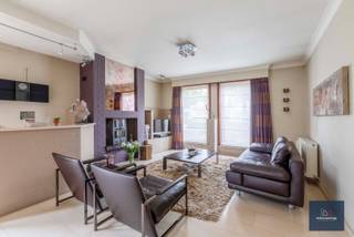 Schrijf u in via onze site ; https://ap.lc/QZRou Deze uitermate goed gelegen, ruime half open bebouwing (191m²) werd gebouwd in het jaar 1987 op...