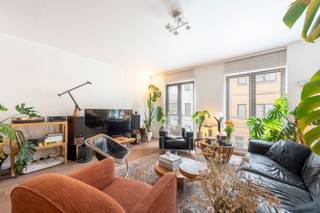 <p>Op een absolute toplocatie in het bruisende Zuid van Antwerpen, bevindt zich dit <strong>prachtig en kwalitatief gerenoveerde appartement</strong> in het gekende Hippodroomgebouw. Gelegen op de eerste verdieping en vlot bereikbaar met de lift, combineert dit appartement comfort, ruimte en een uitzonderlijke ligging.</p>
<p>Het appartement werd volledig gestript en hoogwaardig afgewerkt, met oog voor detail en hedendaags wooncomfort.</p>
<p><strong>Indeling</strong></p>
<p>Via de inkomhal betreedt u de <strong>lichtrijke leefruimte</strong> met open keuken, waar ruimte en gezelligheid centraal staan. De keuken is volledig uitgerust en afgewerkt met kwalitatieve materialen en toestellen.</p>
<p>Achteraan bevinden zich momenteel <strong>twee ruime slaapkamers</strong>, waarvan één werd samengevoegd tot een royale master met dressing. Dankzij de slimme indeling kan dit appartement <strong>eenvoudig opnieuw worden ingericht als een volwaardig 3-slaapkamer appartement</strong>, ideaal voor gezinnen of wie extra ruimte zoekt voor bureau of hobbykamer.</p>
<p>De badkamer is stijlvol ingericht en voorzien van alle comfort. Daarnaast beschikt het appartement over een apart gastentoilet en een praktische berging met aansluiting voor wasmachine en droogkast.</p>
<p>Verder inbegrepen: een privatieve kelderberging en een gemeenschappelijke fietsenberging.</p>
<p><strong>Ligging</strong></p>
<p>Gelegen vlakbij het volledig vernieuwde <strong>Zuidpark Antwerpen</strong>, geniet u hier van een unieke combinatie van rust en stadsleven. Tal van trendy restaurants, bars, winkels en supermarkten bevinden zich op wandelafstand, net als openbaar vervoer.</p>
<p><strong>Troeven</strong></p>
<ul>
<li>Topligging op het Zuid, vlak aan het Zuidpark</li>
<li>Volledig en kwalitatief gerenoveerd</li>
<li>Flexibele indeling: mogelijkheid tot 3 slaapkamers</li>
<li>Lift aanwezig in het gebouw</li>
<li>Privatieve kelderberging &amp; fietsenberging</li>
<li>Zeer gunstig EPC (B)</li>
<li>Architecturaal sterk gebouw (ontwerp Marc Corbiau)</li>
<li>Mogelijkheid tot huren van twee autostaanplaatsen met directe toegang tot supermarkt</li>
</ul>
<br />
<p>Kortom een instapklaar en stijlvol appartement op een van de meest gegeerde locaties van Antwerpen, ideaal voor wie comfortabel en centraal wil wonen.<br /><br />Interesse? Plan vandaag nog uw bezoek en ontdek dit prachtige appartement zelf.</p>