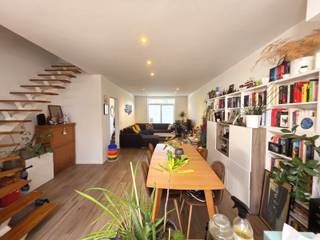 <p>Deze gezinswoning is centraal gelegen te Bredene, nabij openbaar vervoer, winkels, scholen en pleintjes.<br /><br />Bewoonbare oppervlakte van 120m²<br /><br />De woning is voorzien met een inkomhal.<br />Ruime en lichtrijke woonkamer met salon vooraan, eetplaats met aansluitend de ruime open ingerichte keuken met toestellen.<br />Op het gelijkvloers is er 1 slaapkamer achteraan en een apart toilet.<br /><br />Via de keuken is er toegang naar het gezellige terras waar je de hele namiddag en avond kan genieten van de zon.<br /><br />Op verdieping 1 is er vooraan een ruime slaapkamer.<br />Achteraan een grote badkamer met ligbad + inloopdouche + lavabomeubel + toilet <br />en plaats voor de wasmachine.<br /><br />De zolderverdieping is ingericht als derde slaapkamer.<br /><br />Overal is er centrale verwarming op aardgas en pvc ramen met dubbel glas.<br />Gunstige epc van 200 kWh = Label B <br />Tevens kunnen er nog zonnepanelen voorzien worden op het dak.<br /><br />De woning heeft wat lichte renovatie en opknapwerk nodig,<br />maar is de ideale gezinswoning door de centrale ligging.<br /><br />Scherpe vraagprijs van 227.000 euro<br /><br />Informatie en bezoeken via kantoor <br /><br /> </p>