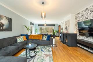 <p><strong>Gezellige gezinswoning in het centrum van Dessel</strong></p>
<p>Deze charmante en goed onderhouden woning is ideaal gelegen in het centrum van Dessel, op wandelafstand van winkels, scholen en openbaar vervoer.</p>
<p>De woning beschikt over <strong>3 volwaardige slaapkamers</strong>, met <strong>mogelijkheid tot een vierde slaapkamer</strong>. De <strong>garage is momenteel ingericht als extra kamer</strong>, wat perfect kan dienen als bureau, hobbyruimte of extra slaapkamer.</p>
<p>Verder is de woning <strong>volledig onderkelderd</strong>, wat zorgt voor veel bergruimte en extra mogelijkheden.</p>
<p>De <strong>gezellige en lichtrijke woonkamer</strong> sluit mooi aan op de <strong>ruime keuken</strong>. Aansluitend vind je een <strong>veranda</strong>, waar het aangenaam vertoeven is en die extra leefruimte biedt met zicht op de tuin.</p>
<p>Troeven op een rij:</p>
<ul>
<li>
<p>Centrale ligging in Dessel</p>
</li>
<li>
<p>3 slaapkamers met mogelijkheid tot 4</p>
</li>
<li>
<p>Garage omgevormd tot extra kamer</p>
</li>
<li>
<p>Volledig onderkelderd</p>
</li>
<li>
<p>Lichte woonkamer</p>
</li>
<li>
<p>Ruime keuken</p>
</li>
<li>
<p>Veranda met veel lichtinval</p>
</li>
</ul>
<p>Een ideale woning voor wie ruimte, comfort en een centrale ligging weet te appreciëren.</p>