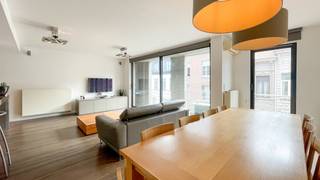 <p>Hedendaags en uiterst smaakvol gemeubeld appartement van ca 112 m² op de derde verdieping in een hoogstaande realisatie op het Zuid. Het appartement is gelegen in de Pourbusstraat, een zijstraat van de Vlaamsekaai met de Leopold de Waelplaats, Kloosterstraat en Marnixplein op wandelafstand. Ook qua bereikbaarheid is dit een zeer gunstige ligging met de Ring, Singel en Leien als belangrijkste invalswegen nabij.<br /><br />De grote leefruimte op parket is aangenaam licht en zonnig dankzij de grote raampartijen en zuidelijke oriëntatie. De open keuken met kookeiland is volledig ingericht en voorzien van kookvuur, oven, Amerikaanse koelkast met diepvriezer en vaatwasser.<br /><br />Via de nachthal bereikt u de slaapkamers aan de rustige achterzijde van het appartement. De masterbedroom beschikt over een walk-in dressing en luxueuze en-suite badkamer met jacuzzi bad, inloopdouche, dubbele lavabo en toilet. De tweede slaapkamer is eveneens voorzien van meer dan voldoende kastruimte, zetelbed en bureau. Deze kamer kan gebruikmaken van de tweede badkamer met douche, lavabo en toilet.<br /><br />Een aparte bergruimte voorziet in aansluitingen voor in wasmachine en droogkast.<br />Het appartement is zeer hoogwaardig gemeubeld en voorzien van alle huisraad: keukentoebehoren, serviesgoed, linnen, etc. zijn allemaal van een zeer goede kwaliteit.<br /><br />Extra troef: airconditioning.<br /><br />Een ondergrondse autostaanplaats is bij te huren aan 130 Euro per maand.<br /><br />Gemeenschappelijke lasten: 135 Euro per maand.<br />Proivisie op het verbruik van water: 60 Euro per maand.<br />De nutsvoorzieningen gas en elektriciteit zijn privé op te nemen door de huurder.<br /><br />Onmiddellijk beschikbaar.</p>