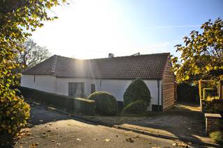 Gezellig en karaktervol vrijstaand huis te koop in Belsele! Gelegen in het gezellige gehuchtje de kouter, met tal van mooie wandelroutes vlakbij. De woning beschikt over een ruime tuin met oprit.<br /><br />Via de inkomhal kom je in de ruime woonkamer met een mooi zicht op de tuin. De woonkamer bestaat uit twee delen en geeft voldoende ruimte om een deel als bureau te gebruiken of eventueel in te richten als tweede slaapkamer. Vervolgens komen we in de keuken die volledig functioneel is, maar eventueel nog naar eigen smaak ingericht kan worden. Aanpalend aan de keuken bevindt zich een keldertje, heel handig voor opslag. Verder komen we dan in de slaapkamer, ook met zicht op de tuin. Tot slot hebben we dan de badkamer, functioneel met douchecabine, maar toe aan een opfrisbeurt. Er is ook een ruime zolder aanwezig, handig voor stokage.<br /><br />Troeven:<br />- Vlotte bereikbaarheid met de trein of via E17 naar Gent, Antwerpen, Sint-Niklaas, Lokeren, ...<br />- De elektrische installatie is in 2023 volledig vernieuwd en is conform<br />- Het huis is goed geïsoleerd en alle ramen zijn vernieuwd<br />- De woning is asbestvrij<br />- EPC D, dus geen renovatieplicht<br />- Laag KI van € 379 (onroerende voorheffing 2024: € 266)<br /><br />Graag meer info of een bezoek? Bel 0484815207 of mail naar kenneth.stoop@hotmail.com