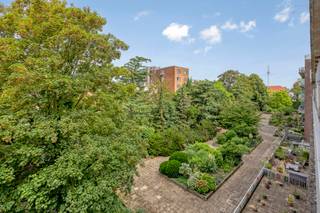 <strong>Ruim appartement</strong> op de derde verdieping met <strong>zicht </strong>op<strong> groen.</strong><br /><br /><strong>Indeling:</strong><br />U betreedt dit <strong>ruime appartemen</strong>t via de <strong>centrale nachthal</strong>. Deze geeft toegang tot <strong>twee kinderkamers, de ruime masterbedroom,</strong> een zeer <strong>praktische en ruime berging</strong>, een <strong>afzonderlijk toilet </strong>en de<strong> badkamer.</strong><br />Verder komt u terecht in de <strong>royale leefruimte,</strong> die aansluit op de <strong>vernieuwde keuken</strong>. De <strong>keuken i</strong>s volledig <strong>uitgerust </strong>met een <strong>koelkast</strong>, <strong>vaatwasser, oven, combimagnetron, inductiekookplaat met dampkap </strong>en <strong>twee spoelbakken.</strong><br />Zowel vanuit de leefruimte als vanuit de drie slaapkamers heeft u <strong>rechtstreeks toegang </strong>tot het<strong> grote terras</strong>. Hier geniet u van 's ochtends tot 's avonds van een <strong>prachtig uitzicht op het groen</strong> en een aangename, rustige omgeving.<br /><br /><strong>Bijzonderheden:<br />Autostaanplaats</strong> verplicht mee aan te kopen: vraagprijs € 20.000,00;<br /><strong>EPC label B</strong>;<br /><strong>Maandelijkse kosten: ca. 388,</strong>- EUR / maand [Beheer, conciërge, huisvuil, blokpolis, Verbruik/onderhoud van de gemene delen (tuin, lift,...) + provisie koud/warm water en verwarming met individuele caloriemeters];<br /><strong>Gemeenschappelijk fietsenberging</strong>;<br /><strong>Pleintje</strong> met<strong> speeltuin</strong> voor de deur.<br /><br /><strong>Ligging:</strong><br />Het appartement is gelegen in een <strong>rustige en groene woonwijk,</strong> terwijl winkels, scholen en openbaar vervoer zich op korte afstand bevinden.