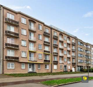 <p><span>Zeer lichtrijk drie slaapkamer appartement met zuidgericht terras en groenzicht</span></p><p><span>Dit ruime en lichte appartement beschikt over een zonnig terras van 23 m² op het zuiden met een prachtig uitzicht op groen. De ondergrondse autostaanplaats is verplicht mee aan te kopen voor € 18.000. Het appartement maakt deel uit van een verzorgd gebouw met lift en ligt op een uitstekende locatie, vlakbij belangrijke invalswegen en openbaar vervoer ideaal voor wie een vlotte woon-werkverbinding zoekt.Wandel afstand van de Bist.</span></p><p><span>Indeling:</span></p><p><span>Inkomhal:</span><span><br />Het appartement bevindt zich op de eerste verdieping en is bereikbaar met de lift. De inkomhal is voorzien van een gepantserde deur en videofoon. Verder is er een apart toilet met handenwasser.</span></p><p><span>Leefruimte, keuken & berging:</span><span><br />Aan de achterzijde vindt u de ruime en lichtrijke leefruimte( circa 40 m²), aansluitend op de volledig geïnstalleerde gesloten keuken, uitgerust met een Miele vaatwasser, koelkast, , inductie kookplaat, oven en dubbele gootsteen. <br />Aansluitend aan de keuken bevindt zich de praktische berging met aansluiting voor wasmachine en droogkast.</span></p><p><span>Terras:</span><span><br />Het ruime, zonnige terras aan de achterzijde biedt een prachtig uitzicht op groen en is perfect om te ontspannen of te genieten van een maaltijd buiten.</span></p><p><span>Badkamer & slaapkamers:</span><span><br />De drie slaapkamers bevinden zich aan de voorzijde van het appartement en hebben een oppervlakte van 16,5 m², 11,5 m² en 10 m². De badkamer is uitgerust met dubbele wastafel, ligbad en afzonderlijke douche.</span></p><p><span>Autostaanplaats:</span><span><br />De ondergrondse autostaanplaats is verplicht mee aan te kopen voor €18.000.</span></p><p><span>Extra troeven:</span></p><ul><li><span>3 ruime slaapkamers</span></li><li><span>Zonnig terras van 23 m², zuid georiënteerd </span></li><li><span>Zeer vlotte bereikbaarheid</span></li><li><span>Bewoonbare oppervlakte 124 m² </span></li><li><span>over heel het appartement doorlopende tegelvloer </span></li><li><span>Winkels, het centrum van Wilrijk en openbaar vervoer op wandelafstand</span></li><li><span>Energiezuinig appartement (EPC 85)</span></li><li><span>Lift aanwezig</span></li><li><span>Elektriciteit conform</span></li><li><span>auto staanplaats '€ 18.000</span></li><li><span>Beschikbaar bij akte</span></li></ul><p><span>Dit appartement combineert ruimte, licht en een toplocatie perfect voor wie comfort en bereikbaarheid waardeert.</span></p>