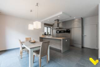 Ruime instapklare woning met volledige studio.Op wandel-/fietsafstand van de Rauwse Meren, vinden we deze ruime en instapklare woning die gebouwd...