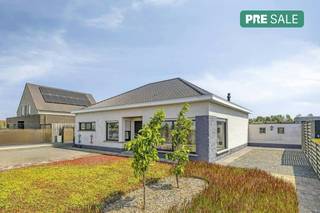 Deze bungalow ligt vlak bij het centrum van Aalter, scholen, winkels en het openbaar vervoer. Dankzij de snelle verbinding met de E40 is dit...