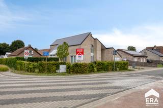 [[ DIT PAND NEEMT DEEL AAN DE ERA OPEN HUIZEN DAG OP 6/12 VAN 16:00 TOT 17:00 ]]
<p>Ontdek deze charmante, gerenoveerde villa (2015) op een ruim perceel van <strong>737 m²</strong>. De woning beschikt over <strong>3 volwaardige slaapkamers</strong>, een extra bureauruimte/hobbykamer.<strong> </strong>Op de eerste verdieping is er tevens een extra tussenruimte die nu dienst doet als bureauruimte<strong>, </strong>ideaal voor thuiswerk. Door de grote raampartijen geniet je een <strong>lichte leefruimte</strong> met zicht op de prachtig aangelegde tuin. Dankzij de <strong>zuidwest gerichte oriëntatie</strong> geniet je hier de hele dag van de zon.</p>

<p>Perfect voor thuiswerkers of wie op zoek is naar ruimte, comfort én rust, met alle voorzieningen binnen handbereik.</p>

<p><strong><u>Troeven:</u></strong></p>

<ul><li>Ruime woning (270m²)</li><li>Zonnige tuin</li><li>Rustige ligging</li><li>Gunstig EPC (C-label)</li><li>Elektriciteit is conform</li><li>Inpandige garage met automatische poort</li><li>Volledig onderkelderd</li><li>Vloerverwarming op het gelijkvloers</li></ul>

<p><strong><u>Indeling:</u></strong></p>

<ul><li>Gelijkvloers: inkomhal, slaapkamer 1, badkamer, gastentoilet, leefruimte, keuken, berging, kelder, garage</li><li>1ste verdieping: toilet, badkamer, slaapkamer 2, extra kamer, slaapkamer 3</li></ul>

<p>Kan u niet wachten deze prachtige instapklare woning te bezichtigen? Aarzel dan niet om ons te contacteren!</p>