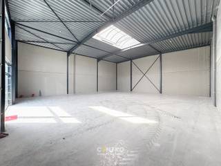 <p><u><strong>Benaderende AFMETINGEN:</strong></u><strong> </strong><br />15m x 17m + 2 parkeerplaatsen voor de deur.<br /><br /><u><strong>AFWERKING</strong>:</u><br />Metalen constructie met volledige overspanning (geen palen) -bevloering in gepolierde beton - wanden in cellenbeton - vrije hoogte: 6m, geïsoleerde elektrische sectionaalpoort (h: 4,5m; b: 4m) met afzonderlijke loopdeur (aluminium) - geïsoleerd plat dak met centrale lichtstraat - geïntegreerd rookluik en rookdetector.<br />Groot glaspartij voor burelen (gelijkvloers en verdieping).<br /><br /><u><strong>NUTSVOORZIENINGEN</strong>:</u><br />Elektriciteit (Drijfkracht, 3 x 400v, 32A), stads -en regenwater, internet en riolering. <br /> </p>

<p><u><strong>BESTEMMINGSMOGELIJKHEDEN</strong>:</u><br />Opslag, stockage van goederen en lichte productie<br /><br /><u><strong>LIGGING</strong>:</u><br />Op 1,5km van N44 (Aalter-Maldegem) en 4,5km van E40. Toegankelijk voor groot vrachtverkeer!<br /><br /><u>* BIjzonderheden:</u><br />- Brandklasse C.<br />- Huurprijs is exclusief 21% btw (100% recupereerbaar voor btw-plichtige), gemene kosten van het bedrijvenpark en onroerende voorheffing (conform aanslagbiljet).<br />- Onze referentie: <strong>P0505 </strong>op www.centro.be<strong> </strong>of contacteer ons op <strong>050 70 01 02</strong>.</p>