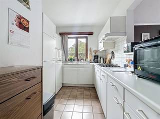 In een rustige, groene woonwijk vlakbij de Golf van Brasschaat worden drie gelijkaardige appartementen te koop aangeboden in een kleinschalig...