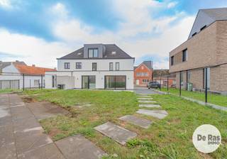 <br /><br />LEDE – Instapklare, volledig gerenoveerde woning met 4 slaapkamers en energiezuinige voorzieningen!<br />Op een rustige, maar bijzonder gunstige ligging in Lede bevindt zich deze prachtige halfopen bebouwing, die recent een volledige en kwalitatieve renovatie onderging. Dankzij de nabijheid van scholen, winkels, openbaar vervoer en andere voorzieningen geniet u hier van een uitstekende bereikbaarheid, zonder in te boeten aan rust en wooncomfort.<br /><br />Bij het betreden van de woning komt u terecht in de inkomhal met gastentoilet. Verder bevindt zich op het gelijkvloers een praktische bureauruimte, ideaal voor thuiswerk. De ruime en lichtrijke leefruimte vormt het hart van de woning en is uitgerust met een gezellige inbouwhaard, die voor extra sfeer en warmte zorgt.<br />Aansluitend bevindt zich de stijlvolle, volledig ingerichte keuken, afgewerkt met kwalitatieve materialen en subtiele sfeerverlichting. Een praktische berging zorgt voor bijkomende opbergruimte.<br />Op de eerste verdieping treffen we de nachthal, twee volwaardige slaapkamers, een ruime badkamer en een afzonderlijk toilet. De tweede verdieping biedt nog eens twee slaapkamers en een bijkomende douchekamer. Hierdoor is deze woning uitermate geschikt voor grotere gezinnen of wie extra ruimte wenst voor een bureau of hobbykamer.<br />Ook buiten beschikt de woning over heel wat troeven, waaronder een ruime tuinberging, opgedeeld in twee afzonderlijke ruimtes van circa 17 m² en 9 m². Deze wordt ook nog verder afgewerkt in crepi. <br />Op technisch vlak werd eveneens bijzonder veel aandacht besteed aan kwaliteit en energiezuinigheid. De woning is uitstekend geïsoleerd, beschikt over 16 zonnepanelen en rolluiken en is bovendien asbestvrij. Dankzij de grondige renovatie geniet u hier van hedendaags wooncomfort en een gunstige energieprestatie.<br />Kortom: een tot in de puntjes gerenoveerde, energiezuinige gezinswoning met vier slaapkamers, twee badkamers en tal van praktische voorzieningen, gelegen op een rustige locatie vlak bij alles wat Lede te bieden heeft.<br />Een buitenkans voor wie zonder zorgen wil verhuizen naar een instapklare woning!<br /><br />De vermelde prijs is een richtprijs. Na ontvangst van de biedingen beslist de verkoper vrij om al dan niet over te gaan tot verkoop en aan welk bod. De richtprijs is niet bindend.