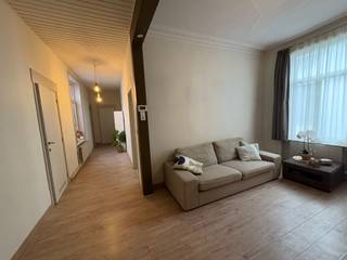 Dit zeer ruime 2-slaapkamerappartement is gelegen pal in het centrum van Oostende, in de Christinastraat, en biedt het beste van stadsleven en comfort.<br /><br />Dankzij de centrale ligging bevindt u zich op wandelafstand van alle winkels, vlak bij een supermarkt, scholen en het strand. Alles wat u nodig heeft, ligt letterlijk om de hoek.<br /><br />Het appartement maakt deel uit van een mooie en verzorgde residentie en valt meteen op door de hoge plafonds, die zorgen voor een aangenaam gevoel van ruimte en licht.<br /><br />De aparte keuken is praktisch ingericht en biedt voldoende plaats voor een grote eettafel. Verder beschikt het appartement over een apart toilet en twee volwaardige slaapkamers, ideaal voor gezinnen, koppels of wie extra ruimte wenst voor bureau of logeerkamer.<br /><br />Een ideaal appartement voor wie ruim en comfortabel wil wonen in het bruisende stadshart van Oostende, met alle voorzieningen binnen handbereik.<br /><br />De huurprijs bedraagt 850€ + 80€ algemene kosten. <br /><br />