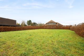 - Prime location in Roeselare: Bollaardstraat 1A- Quiet location in the city center- Building plot for an open house- Surface area: 973 m²- Located...