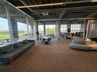 Het eigentijds kantoor biedt met zijn aandacht voor architectuur en functionaliteit een ideale omgeving voor innovatie en samenwerking , het kantoor met een <strong>oppervlakte van +/- 584 m² heeft een prachtig privé terras van +/- 120 m²</strong> en bevindt zich op de 2de verdieping.<br /><br />Daarnaast is het kantoor voorzien van een <strong>eigen inkom, airco, LED verlichting, zonnescreens, lift, glasvezel, akoestische plafondpanelen, ingerichte kitchenette ... .</strong> Bovendien zorgen de grote strategisch geplaatste glaspartijen voor een overvloed aan natuurlijk lichtinval.<br /><br />Het kantoor is op vandaag ingedeeld met <strong>landschapsbureaus en 6 afzonderlijke kantoorruimtes/meeting rooms </strong>met oppervlaktes tussen 18 m² en 50 m².<br /><br />Gelegen in een bedrijvige omgeving met tal van toonaangevende bedrijven in de nabijheid. Ruime parkeermogelijkheden bij het gebouw. Vestig uw bedrijf op deze toplocatie en geniet van <strong>alle aanwezige faciliteiten zoals een healthy lunchbar (cotton kitchen), fitness, elektrische laadpalen, voldoende parkeerruimte ... .</strong><br />Contacteer <strong>PANORAMA B2B</strong> voor bijkomende inlichtingen, plannen of een plaatsbezoek <strong>056 222 562</strong>.