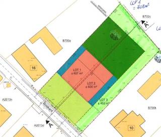 <p>Bent u op zoek naar de perfecte locatie om uw droomwoning te realiseren?<br />Dan biedt dit mooie perceel, bestaande uit 2 bouwgronden en agrarische grond, in het landelijke Mater een unieke kans. Ideaal voor het oprichten van twee halfopen bebouwing op een groene en rustige locatie met prachtig open zicht achteraan.</p><p>Lot 1 (linker bouwgrond)<br />Oppervlakte: 6a07ca<br />Straatbreedte: 12 meter<br />Diepte: 50 meter</p><p>Lot 2 (bouwgrond + agrarisch gebied)<br />Oppervlakte: 10a43ca<br />Straatbreedte: 17 meter<br />Diepte: 55,5 meter<br />Rustige ligging met groene vergezichten<br />Uitstekende bereikbaarheid<br />Geniet van de rust van het platteland zonder in te boeten aan comfort. Winkels, scholen, openbaar vervoer en belangrijke invalswegen bevinden zich op een boogscheut.</p><p>Bouwvoorschriften:<br />Max bouwbreedte: 9m<br />Max. bouwdiepte: 15m (gelijkvloers), 12m (verdieping)<br />Max nokhoogte: 12m<br />Max kroonlijsthoogte: 6m<br />Het bouwen van een veranda is mogelijk binnen de bouwzone. Een carport is mogelijk inpandig of wordt gezien als bijgebouw.<br />Zijtuinstroken moeten bouwvrij blijven<br />Inplanting conform verkavelingsplan</p><p>Waarom kiezen voor dit perceel?:<br />Rustige, groene omgeving<br />Goede verbindingen<br />Harmonieuze verkaveling<br />Prachtig achterliggend uitzicht</p><p>Een uitgelezen kans om te bouwen in het pittoreske Mater ,waar rust, natuur en bereikbaarheid hand in hand gaan.</p><p>Heeft u interesse of vragen? Neem gerust contact op met ons kantoor voor meer informatie of een plaatsbezoek.</p>
