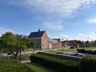 Mooie ruime halfopen bebouwing centraal en mooi gelegen tegenover gemeentehuis te Heers met in het park ook kinderopvang, buurthuis, fitness, bibliotheek, laadpalen,...<br /><br />De bouwgrond maakte deel uit van het Stasseynshuis, een monumentale vierkantshoeve die wordt gerenoveerd. De halfopen bebouwing is geschikt voor een ruime woning met mogelijkheid tot parkeerplaat(sen) vooraan en sluit aan de open zijde van de ommuurde moestuin van het hoofdhuis van de vierkantshoeve, een heel mooi kader.