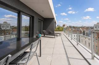 Dit bemeubelde penthouse van 121 m² ligt in een rustige en aangename buurt en geniet van veel natuurlijke lichtinval.<br /><br />Het appartement bestaat uit een inkomhal die uitgeeft op een ruime leef- en eetruimte met een volledig uitgeruste open keuken. Vanuit de leefruimte is er toegang tot het ruime terras. Verder is er een wasruimte en een apart toilet.<br /><br />Er zijn twee slaapkamers met toegang tot een terras. De eerste slaapkamer met ingemaakte kasten heeft een badkamer met douche. De tweede slaapkamer beschikt over een eigen douchekamer.<br /><br />In het gebouw is er de mogelijkheid om een parkeerplaats te huren. Er is ook een gemeenschappelijke fietsenstalling.<br /><br />Provisie gemeenschappelijke kosten: € 150 per maand.<br />Wifi inbegrepen.<br /><br />EPC: D<br /><br />De ligging is goed bereikbaar, met openbaar vervoer, winkels en andere voorzieningen in de buurt.