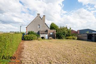 Deze eigendom vinden we terug op het 'Mollekot' in Watervliet, een uiterst rustige locatie waar u kan genieten van open zichten op de velden rondom. De woning is gelegen in woongebied met landelijk karakter waardoor er heel wat mogelijkheden zijn. De bestaande woning kan volledig gerenoveerd worden, maar ook afbraak en heropbouw als alleenstaande woning behoren tot de opties. Dankzij de ruime straatbreedte geniet u van een vlotte inplanting en extra mogelijkheden voor architectuur en indeling. Het perceel biedt een ideale plek voor wie rust en ruimte weet te waarderen. De ideale zuidwest gerichte oriëntatie zorgt ervoor dat het heerlijk genieten is in de tuin op zonnige dagen of lange zomeravonden.<br /><br />Deze eigendom vormt de perfecte basis voor wie droomt van een nieuwbouwproject op maat of een grondige renovatie met behoud van karakter. De rustige ligging in Watervliet combineert landelijk wonen met een vlotte bereikbaarheid naar Eeklo, Maldegem en de Nederlandse kust.<br /><br />Indeling als volgt: <br />- ruime woonkamer vooraan<br />- eetplaats<br />- keukenruimte<br />- achterinkom<br />- badkamer<br />- 2 slaapkamers op het verdiep<br />- ruime zolder/overloop<br />- ruime zuidwest gerichte tuin met open zichten<br /><br />De eigendom is vrij bij akte!<br /><br />Maak snel uw afspraak en kom de mogelijkheden ter plaatse ontdekken.<br />09/377 31 77