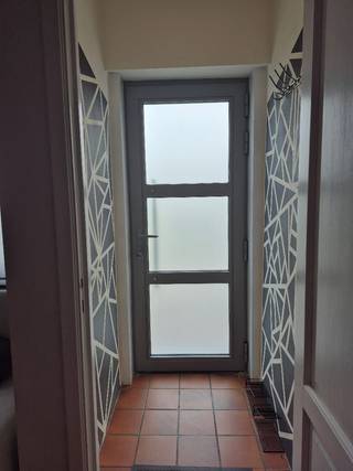 Charmante instapklare gezinswoning met stadstuin op toplocatie tussen Antwerpen en Brussel<br /><br />Bent u op zoek naar een gezellige woning met een uitstekende bereikbaarheid en alle voorzieningen binnen handbereik? Dan is deze charmante eengezinswoning zeker een bezoek waard!<br /><br />Gelegen tussen Antwerpen en Brussel biedt deze woning de perfecte combinatie van rustig wonen en een vlotte verbinding naar beide steden. Bovendien bevindt u zich op wandelafstand van openbaar vervoer, met trein, bus én waterbus in de directe omgeving.<br /><br />Bij het betreden van de woning komt u terecht in een inkomhal die toegang geeft tot de gezellige woonkamer. Verder doorlopend vindt u de eetkamer, die naadloos aansluit op de open keuken. Dankzij deze praktische indeling geniet u van een aangename leefruimte met natuurlijk licht.<br /><br />Achteraan bevindt zich een gezellige stadstuin van circa 16 m², ideaal om te genieten van een ontbijt in de zon of een gezellige zomeravond. De tuin beschikt over een recht van doorgang.<br /><br />Op de eerste verdieping bevinden zich twee comfortabele slaapkamers en een recent vernieuwde badkamer. Daarnaast werden de ramen geïsoleerd, wat bijdraagt aan extra wooncomfort en een betere energieprestatie.<br /><br />Deze woning vormt een uitstekende opportuniteit voor starters, jonge gezinnen of investeerders die op zoek zijn naar een instapklare woning op een centrale locatie.<br /><br />Troeven van deze woning:<br />- 2 slaapkamers<br />- Vernieuwde badkamer<br />- Geïsoleerde ramen<br />- Elektrische installatie conform de huidige regelgeving<br />- EPC-label C<br />- Stadstuin van 16 m² met recht van doorgang<br />- Uitstekende ligging tussen Antwerpen en Brussel<br />- Op wandelafstand van trein, bus en waterbus<br />- Vlakbij Park Den Akker<br />- Winkels zoals GB Express, Okay en Delhaize in de onmiddellijke omgeving<br />- Bakker en frituur om de hoek<br /><br />Interesse? Neem vandaag nog contact op voor een bezoek en ontdek zelf de vele troeven van deze gezellige woning!