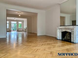 <p><strong>Berchem - Albertpark: Een prachtig en ruim 2 slaapkamer appartement van circa 200m² in een historisch herenhuis met een magnifiek uitzicht op het park, gelegen op een toplocatie. Centraal tegenover het Koning Albertpark, openbaar vervoer, supermarkt, scholen, <span> Brouwerij De Koninck, leuke trendy restaurants, belangrijke in-en uitvalswegen. </span><br /><br /></strong></p>
<p><strong><span>INDELING:</span></strong></p>
<p>Dit karaktervolle appartement bevindt zich op de eerste verdieping van een prestigieus gebouw met een lift, waardoor u gemakkelijk toegang heeft tot de woning.</p>
<p>Via de inkomhal komt u binnen in de royale en lichtrijke LEEFRUIMTE en EETKAMER ca. 94m². Deze bieden een schitterend uitzicht op het park en zijn ook voorzien van een prachtige visgraat parketvloer, waardoor de ruimte een uitnodigende en gezellige sfeer heeft. Hier kunt u heerlijk ontspannen en genieten van het groene uitzicht. Achteraan heeft u het groot zuidgericht TERRAS ca. 15m², deze biedt een ideale plek om buiten te zitten, te genieten van de zon en te ontspannen in alle rust en privacy.</p>
<p>De nieuwe moderne KEUKEN ca. 18m² beschikt over ingebouwde kasten en alle toestellen, verder is er een een aparte berging voor de wasmachine, waardoor u voldoende opbergruimte heeft. Tot slot nog een 2e zuidgericht TERRAS ca. 5m² achteraan.</p>
<p>Via de nachthal bereikt u een apart toilet. Daarnaast zijn er twee zeer ruime SLAAPKAMERS ca. 27m² en 20 m² op parket met elk de aangrenzende BADKAMER ca. 10m². Deze badkamer is voorzien van een inloopdouche, toilet, dubbele wastafel en een handdoekdroger.<br /><br /><strong><span>BIJZONDERHEDEN:</span></strong></p>
* Gelegen op uitstekende locatie tegenover het prachtige Albertpark, nabij openbaar vervoer, supermarkten, scholen, winkels, belangrijke in-en uitvalswegen. <br />* Standingvol en historisch gebouw<br />* Gemeenschappelijke kosten: €200/maand (onderhoud en beheer van het gebouw en de gemeenschappelijke voorzieningen, provisie verwarming en water)