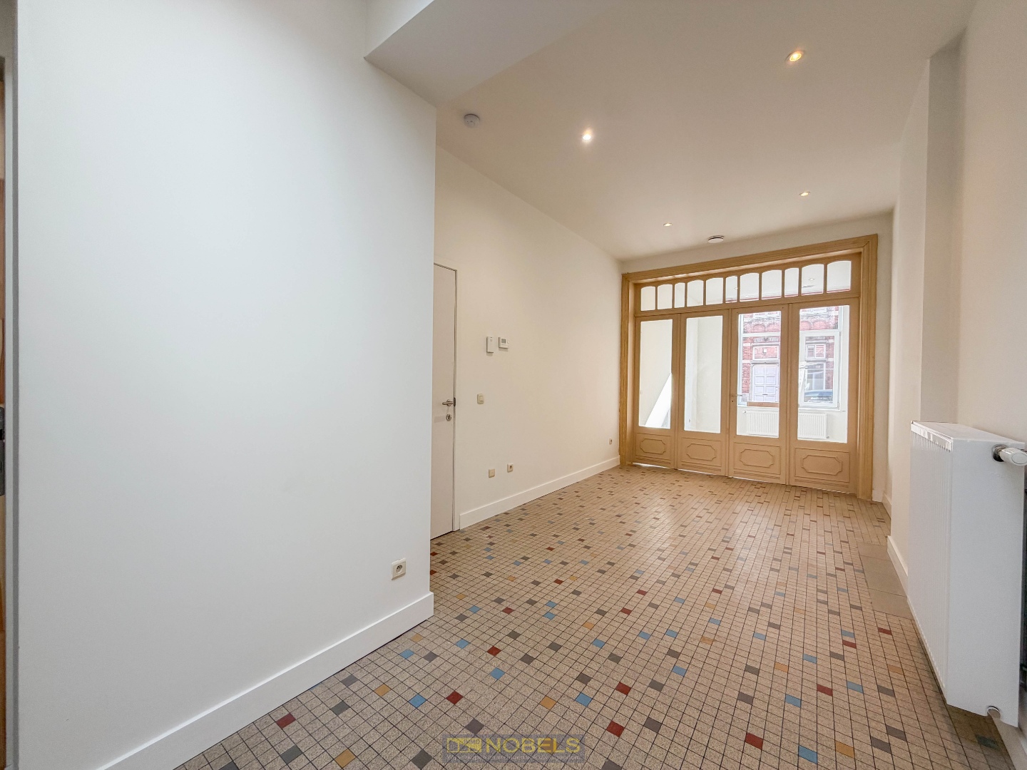 Te huur, gerenoveerd gelijkvloers appartement met stadskoer op topligging te Ronse - photo 2