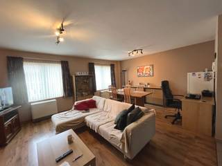 <p><span>Het appartement is gelegen op de 1ste verdieping en bestaat uit een ruime living met keukenblok, badkamer, toilet, 2 slaapkamers en balkon .</span></p><p><span>Verder is er een berging voor wasmachine en droogkast.<br />Appartement is voorzien van airco.</span></p><p><span>Rustige ligging vlakbij de voornaamste invalswegen!</span></p><p><span> </span></p><p><span> </span></p><p><span><br /><br /></span></p><p><span> </span></p>