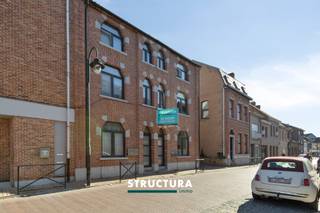 Dit aangename en goed ingedeelde duplex appartement is centraal gelegen in het hart van Lebbeke, op wandelafstand van winkels, horecazaken en andere dagelijkse voorzieningen. Dankzij de combinatie van een praktische indeling, hedendaags comfort en een gunstige ligging vormt dit appartement een ideale thuisbasis.Bij het binnenkomen wordt u verwelkomd in een ruime en lichtrijke leefruimte. De grote raampartijen zorgen voor een aangename natuurlijke lichtinval en creëren een open en gezellige sfeer. Aansluitend bevindt zich de moderne, volledig uitgeruste keuken, die voldoende werk- en opbergruimte biedt.Verder beschikt het appartement over comfortabele slaapkamers en een praktisch ingerichte badkamer met douche. De doordachte indeling en aanwezige bergruimte dragen bij aan het dagelijkse wooncomfort.Een extra troef is het aangename terras aan de achterzijde, waar u in alle rust kunt genieten van een moment buiten.Kortom, een instapklaar appartement dat ruimte, comfort en een uitstekende centrale ligging combineert. Ideaal voor wie op zoek is naar aangenaam wonen in het centrum van Lebbeke.Interesse? Contacteer ons gerust voor meer informatie of een bezoek ter plaatse!