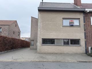 Instapklare stadswoning met 2 slaapkamers, garage en terrassen. ALGEMEEN * Verwarming op aardgas. * Aluminium ramen met dubbele beglazing. *...