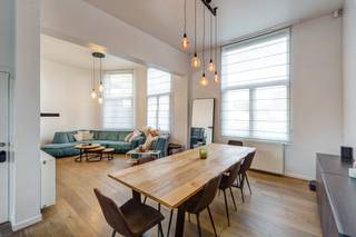 <p>Interesse of vragen? Neem gerust contact op met Dimitry Van Hinsbergh via dimitry@copandi.be of via +32 493 37 27 43.<br /><br />Dit gelijkvloerse appartement ligt in een verzorgd gebouw in Hoboken, op wandelafstand van openbaar vervoer, winkels en parken.<br /><br />Bij het binnenkomen valt het open gevoel op, mede dankzij de hoge plafonds en de grote raampartijen met rolluiken die de woning de hele dag van licht voorzien. De leefruimte sluit mooi aan op de eetkamer. De keuken is praktisch ingericht en uitgerust met de nodige toestellen en voldoende kastruimte. Naast de keuken bevindt zich een bergruimte. In de hal is een apart toilet voorzien.<br /><br />Verder zijn er twee slaapkamers met elk hun eigen indeling. De badkamer beschikt over een bad, een inloopdouche en een wastafel. Een tweede bergruimte biedt aansluitingen voor was- en droogmachine.<br /><br />Achteraan ligt de stadstuin, een rustige buitenruimte waar je aangenaam kan vertoeven. Dit appartement biedt een comfortabele woonomgeving op een centrale locatie.<br /><br />Mogelijkheid tot overname van meubels! De maandelijke kosten bedragen € 50,00 (onderhoud, beheer en minuterie).<br /><br />✅ Lichtrijk hoekpand<br />✅ Strategische locatie<br />✅ Instapklaar<br />✅ Hoge plafond en ruim gevoel</p>