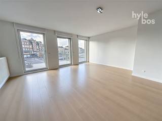 Ruim en luxueus appartement met zicht op de Grote Markt van Sint-Niklaas. Dit prachtige appartement is gelegen op de eerste verdieping, pal aan...