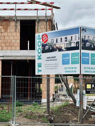 Deze gesloten bebouwing (lot 3) maakt deel uit van het project Mosselbank gelegen te Vrasene met 4 wooneenheden. We hebben het over de rechtse gesloten bebouwing. U beschikt over een inpandige garage en achterliggende tuin.De indeling van het pand is als volgt: U betreedt de woning via de inkomhal met apart toilet en vestiaire mogelijkheden. Verder door komt u terecht in de eetkamer, de zitplaats en open keuken met veel lichtinval en uitzicht op de tuin. Aanpalend aan de keuken is er een ruime berging die rechtstreekse toegang verleent tot de garage met extra ruimte voor fietsenstalling.Op de eerste verdieping bevindt zicht de nachthal met bergruimte, kastruimte, apart toilet, twee slaapkamers vooraan gelegen en één slaapkamer ligt aan de achterzijde. De Badkamer is ook gelegen aan de achtergevel en nog volledig naar uw smaak in te richten.Deze woning dient nog opgericht te worden, u kan dus nog steeds alle keuzes zelf maken.Nog enkele troeven van deze woning: Vloerverwarming met lucht/water warmtepomp, een laag energiepeil conform de geldende normen. Als we spreken over de prijs is dat exclusief btw, zonder registratie- en notariskosten! De plannen & lastenboek zijn op afspraak en zeer vrijblijvend te bekijken.