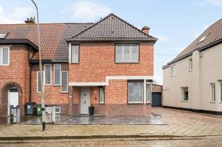 Instapklare gezinswoning met 20 zonnepanelen, conforme elektriciteit en ruime garage in LokerenWelkom in de Zonnestraat 19: een perfect onderhouden,...