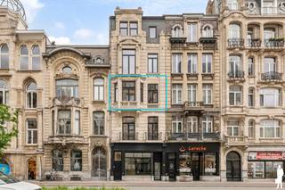 <p>Wonen in het <strong>hart van Antwerpen</strong>, met alles binnen handbereik. De <strong>Plantin en Moretuslei</strong> combineert stedelijke levendigheid met een uitstekende verbinding naar het centrum en de belangrijkste invalswegen. Winkels, horeca en <strong>openbaar vervoer</strong> liggen op wandelafstand, voor wie volop van de stad wil genieten.</p>
<p>Het appartement is volledig gerenoveerd in <strong>2026</strong> en bevindt zich in een verzorgd gebouw van vijf verdiepingen. Met <strong>91 m²</strong> biedt het een royale indeling: een indrukwekkende <strong>leefruimte van 41 m²</strong>, een moderne <strong>witte keuken</strong> met inductievuur, twee <strong>slaapkamers</strong> (11 en 11 m²) en een aparte <strong>bureau</strong> die perfect dienst doet als thuiswerkplek of hobbyruimte.<br /><br />De zuidgerichte gevel zorgt voor een warme, natuurlijke lichtinval die het interieur ten volle tot zijn recht laat komen. <strong>Nieuw parket</strong>, een wit-met-zwart kleurenpalet en een strakke keuken geven dit appartement een frisse en tijdloze uitstraling. Instapklaar, comfortabel en op een locatie waar de stad voor uw deur ligt.</p>