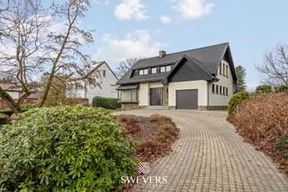 Interesse? Meer informatie op www.SWEVERS.be. - Deze vrijstaande gezinswoning in de Klokstraat 25 in Boekt ligt in een rustige doodlopende straat op een ruim perceel van 15a 84ca. De woning werd gebouwd in 1967 en is doorheen de jaren goed onderhouden, met onder andere vernieuwde ramen (2004) en een nieuw overzetdak (2015). Met een bewoonbare oppervlakte van 174 m² biedt het huis mogelijkheden om het interieur naar eigen smaak te moderniseren.<br /><br />Op het gelijkvloers bevinden zich een lichtrijke woonkamer, een ruime keuken met eetkamer en een veranda met uitzicht op de westelijk georiënteerde, zonnige tuin die grenst aan woonpark Kayenberg. De woning telt vier slaapkamers en twee badkamers, waarvan één slaapkamer met badkamer op het gelijkvloers (gerealiseerd in 2017).<br /><br />Verder beschikt de woning over een ruime kelder van 82 m², een garage en twee opritten. De ligging in de levendige buurt Boekt is ideaal voor gezinnen, met scholen, winkels en ontspanning op wandelafstand en een snelle verbinding met de E314. Daarnaast liggen verschillende natuurgebieden vlakbij. Bel ons vandaag nog voor een persoonlijke rondleiding. Wij van Swevers Real Estate helpen je maar al te graag verder. tel. 011 255 155. Bron bewoonbare oppervlakte: EPC-verslag.