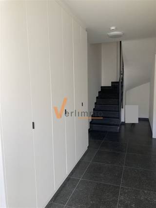 <p><span>Nieuwbouw BEN gerelateerd appartement op een eerste verdiep in het centrum van Schoten.</span></p><p><span> </span></p><p><span>Dit ruim appartement beschikt over twee volwaardige slaapkamers (12m², 10,5m²), badkamer met inloop douche en dubbel meubel, een apart toilet, een ruime berging en lichte woonkamer met open keuken voorzien van alle luxe en  aansluitend een zonnig terras.</span></p><p><span>Er is mogelijkheid om een ondergrondse auto staanplaats bij te huren aan 75€.</span></p><p><span> </span></p><p><span>Het appartement  is energie neutraal (BEN ) EPB: 0 ( A+)   -&gt; lage maandelijkse energiekosten</span></p><p><span> </span></p><p><span>-&gt; beschikbaar vanaf  15 Febr.2026 ( kan vroeger vanaf 1 Febr. 2026)</span></p><p><span>-&gt; winkels en openbaar vervoer vlakbij</span></p><p><span>-&gt; maandelijkse onkosten: 50€</span></p><p><span>-&gt; zonnepanelen</span></p><p><span>-&gt; vloerverwarming op gas</span></p><p><span> </span></p><p><span> </span></p>
