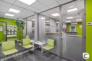 <p><span>Handelsgelijkvloers met duplex 2 slaapkamer appartement op toplocatie!<br /></span><span>Dit statig gebouw voor gemengd gebruik bevindt zich te midden van de alom gekende Driekoningenstraat in het feeërieke Oud Berchem. In deze bruisende winkelstraat geniet u een grote zichtbaarheid en véél passage, de ideale plek voor de uitbating van een winkel of kantoor, maar eveneens om kwalitatief te wonen in een florerende wijk op een boogscheut van 't Stad. Werk- en privéleven kan zonder meer optimaal gecombineerd worden, maar ook voor wie op zoek is naar een zorgeloze investering met mooi rendement is dit pand een unieke opportuniteit. Bekijk zeker de bijgevoegde plannen om een beter zicht te krijgen op het grote potentieel dat dit pand te bieden heeft.</span><span><br /><br /></span><span>Handelsgelijkvloers:</span></p><p><span>Met een oppervlakte van ca. 65m² heeft u vele troeven in handen om een prachtige winkelruimte in te richten, zo heeft u een leuke etalage, voldoende opbergruimte en ook een kitchenette is mogelijk. De airco vormt uiteraard een grote meerwaarde. In functie van een kantoorruimte lenen de verschillende compartimenten zich dan weer perfect als, wachtruimte, vergaderruimte, bureauruimte, noem maar op. Na de uren sluit het rolgordijn het handelsgelijkvloers haast hermetisch af. Ook de kelder is uiteraard zeer praktisch. De aparte ruimte aan de voorzijde gaat idealiter als fietsberging door het leven.</span></p><p><span><br /></span><span>Duplex 1e verdiep:<br /></span><span>De omvangrijke leefruimte geniet een mooie lichtinval die het karakter nog meer in de verf zet (erker, boogwerk, hoge plafonds). De ruime keuken voorziet in een 5 pits gasvuur, dampkap, vaatwasser, koelkast en vriezer. Achtergelegen vindt u het gezellige dakterras van ca. 18m² waar u in alle rust en privacy volop kan genieten van het zonnetje, een sprankelend aperitief en een lekker maaltijd.</span></p><p><span> </span></p><p><span>Duplex 2e verdiep:</span></p><p><span>Hier vindt u 2 slaapkamers (10 & 13m²), momenteel nog aaneengesloten, maar deze kunnen zoals op het plan te zien is, perfect van elkaar worden losgekoppeld. De onderhoudsvriendelijk badkamer voorziet in een inloop-/regendouche, een modern wasmeubel en een toilet.<br /><br /></span></p><p><span>Extra troeven:</span></p><p><span>- Mobiscore 9,5/10</span></p><p><span>- 193m² cfr EPC</span></p><p><span>- EPC B</span></p><p><span>- HR ramen (op 1 raam na)</span></p><p><span>- HR condensatieketel</span></p><p><span>- Elektriciteit conform</span></p><p><span>- Asbestveilig</span></p><p><span>- Dakterras</span></p><p><span>- Kelder</span></p><p><span>- Fietsberging mogelijk</span></p><p><span> </span></p>