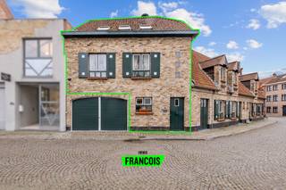 Dit kleinschalige investeringseigendom biedt twee studioappartementen, ideaal gelegen op wandel- of fietsafstand van winkels, openbaar vervoer, de Markt van Brugge en invalswegen. De uitstekende locatie maakt het een aantrekkelijk pand voor investeerders.<br /><br />Beide studio’s zijn goed ingedeeld met een leefruimte, eetkamer, keuken, badkamer en slaapkamer. Momenteel zijn beide studioappartementen verhuurd. Bovendien zijn de appartementen uitgerust met individuele tellers voor gas, water en elektriciteit, wat het beheer van de kosten vergemakkelijkt.<br /><br />Met de centrale ligging en de vraag naar huurwoningen in Brugge is dit een ideale investering met een gegarandeerd rendement. <br /><br />Wacht niet langer en neem snel contact op met Kenjiro via 0495 64 69 95 of waeles@immofrancois.be om uw bezichtiging in te plannen!<br /><br />