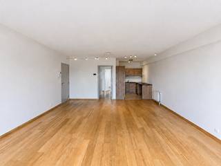 <p>TREVI BRABANT biedt u in het centrum van Waterloo, omringd door winkels en openbaar vervoer, een prachtig appartement van ±80 m² woonoppervlakte op de 2e verdieping in perfecte staat! Het is zeer licht en bestaat uit een ruime woonkamer van ±37 m² met een open, volledig ingerichte keuken (oven, kookplaten, afzuigkap, koelkast, ruimte voor vaatwasser en wasmachine), een hal die toegang geeft tot een badkamer met bad, douchewand, wastafel en toilet, en twee slaapkamers van ±10 m² en ±14 m². Raming van de gemeenschappelijke kosten: 150 €/maand. Vrij. EPC B. Afmetingen ter indicatie! INFO & BEZOEKEN: 02 354 01 10.</p>
<p></p>
<p></p>
<p>Op de tweede verdieping (appartement 2.5)</p>
<ul>
<li>Inkomhall</li>
<li>Woonkamer van ±37 m² met parketvloer</li>
<li>Open, volledig ingerichte keuken (oven, kookplaten, afzuigkap, koelkast/vriezer, aansluitingen voor vaatwasser en wasmachine)</li>
<li>Slaapgedeelte</li>
<li>Badkamer (bad, opbergkast met wastafel, toilet)</li>
<li>Slaapkamer van ±14 m² (4,4 x 3,1)</li>
<li>Slaapkamer van ±10 m² (4,4 x 2,4)</li>
</ul>