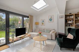 <h3>Gerenoveerde gezinswoning met tuin en ruime garage<br /><br />Ontdek deze ruime en gerenoveerde gezinswoning, ideaal gelegen aan de Georges Wittouckstraat 79 in Sint-Pieters-Leeuw, vlak bij winkels, scholen, openbaar vervoer, groene zones en de belangrijkste verbindingswegen naar Brussel.<br /><br />Achter de gevel van deze bel-etagewoning bevindt zich een lichtrijke en functionele woning met mooie volumes.<br /><br />Op het gelijkvloers bevinden zich een inkomhal met vestiaire en apart toilet, een ruime garage met elektrische poort, drie kelderruimtes en een aangename leefruimte van ongeveer 35 m².<br /><br />De leefruimte bestaat uit een salon, eetkamer en een volledig uitgeruste open keuken met centraal eiland, geplaatst in 2023. Een grote schuifraam zorgt voor veel natuurlijk licht en geeft rechtstreeks toegang tot het terras en de tuin van ongeveer 100 m², met vijver en tuinberging.<br /><br />Op de verdiepingen beschikt de woning over een grote ruimte van ongeveer 25 m², die kan worden ingericht als slaapkamer met dressing of als extra leefruimte, evenals slaapkamers van 19 m² en 15 m², een bureau van 7 m² en een extra ruimte onder het dak die naar wens kan worden ingericht.<br /><br />De badkamer werd volledig gerenoveerd in 2023 en is uitgerust met een ligbad, twee wastafels en een toilet.<br /><br />Sinds 2023 werden talrijke renovatiewerken uitgevoerd: nieuwe volledig uitgeruste keuken, vernieuwde badkamer, conforme elektrische installatie, nieuw schuifraam, renovatie van vloeren en muren, Bosch-condensatieketel op gas uit 2024, nieuwe voordeur en elektrische garagepoort.<br /><br />De woning beschikt eveneens over een uitschuifbare zonneluifel, een regenwaterput en verschillende bergruimtes.<br /><br />Het pand beschikt over mooie volumes – meerdere slaapkamers – tuin ± 100 m² – ruime garage – recente uitgeruste keuken – conforme elektriciteit – recente verwarmingsketel – talrijke renovaties sinds 2023 – nabij Brussel.<br /><br />Een comfortabele, gerenoveerde en veelzijdige gezinswoning met mooie binnen- en buitenruimte. <br /><br />Stedenbouwkundige inlichtingen in aanvraag. <br /><br />Bent u op zoek naar een ruime en veelzijdige gezinswoning met bijzonder veel mogelijkheden? Neem dan contact met ons op via dilbeek@weinvest.be of 0475 24 29 51 voor meer informatie of om een bezoek in te plannen.</h3>