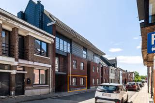 <p>Ruim gelijkvloers appartement in het hart van Herentals met een bewoonbare oppervlakte van ca. 132 m², twee volwaardige slaapkamers en een terras aan de achterzijde.</p>
<p>Via de inkomhal met ingebouwde kast bereikt u het gastentoilet met handenwasser. De lichtrijke en verrassend ruime woonkamer sluit aan op een volledig ingerichte open keuken, voorzien van een keukenblok en alle nodige toestellen. De praktische bergruimte met uitgietbak en aansluitingen voor wasmachine en droogkast.</p>
<p>De nachthal geeft toegang tot twee ruime slaapkamers en een comfortabele badkamer, uitgerust met een ligbad, douche, badkamermeubel en toilet.</p>
<p>Verder beschikt het appartement over een privatieve kelder in het ondergrondse complex en een gemeenschappelijke fietsenstalling.<br /><br /><span>Extra info: Gelijkvloers appartement I EPC 247kWh/(m²jaar) label C I infoplicht: Vg, Wg, Gvv, Gvkr, Gmo I watertoets: P-score: A I G-score: A</span><br /><br /><br /></p>