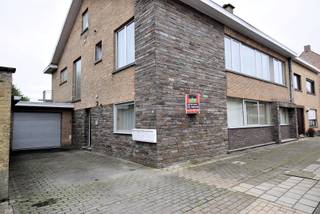 BRUGSTRAAT 36 glv B TE BOEZINGE<br /><br />Zeer ruim twee slaapkamer appartement recent gerenoveerd gelegen op het gelijkvloer.<br />Bestaande uit grote woonplaats, ruime afzonderlijke leefkeuken.<br />Twee slaapkamers.<br />Nieuwe badkamer met dubbele lavabo, instapdouche en washoek.<br />Afzonderlijk toilet, berging en privatieve kelder.<br /><br />Rustige ligging met terras en zicht op de gemeenschappelijke tuin.<br />Gemeenschappelijke fietsenberging.<br /><br />Gordijnen en overgordijnen voorzien.<br />Lichtarmaturen aanwezig.<br /><br />Geen syndickosten.<br />01/11/2026